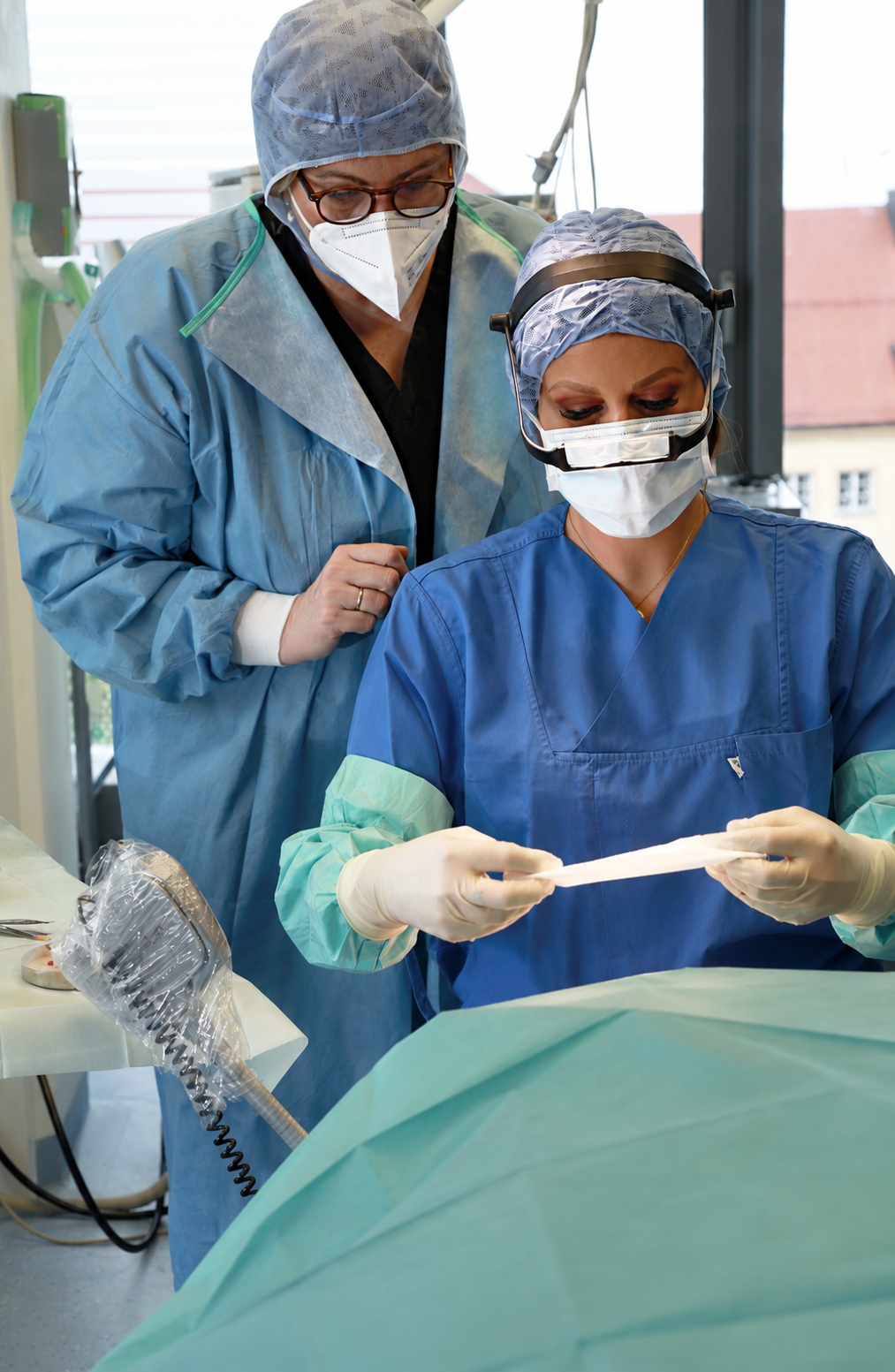 Dr. Sussan Rosenthal at the ARTAS iX surgical robot at the Head & Hair Institute Munich